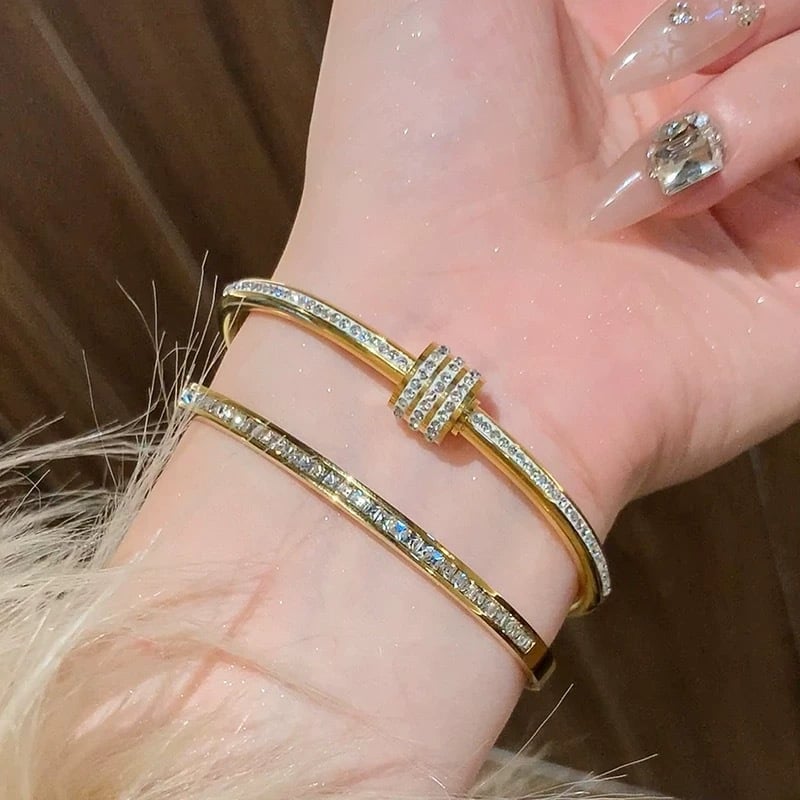 5-Piece Elegant Stainless Steel Bracelet Set.  Fashionable Classic Design